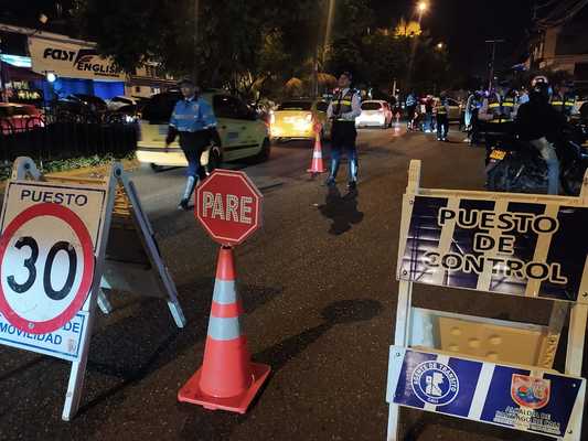 Pillan a 116 vehículos infringiendo el nuevo Pico y Placa Pillan a 116 vehículos infringiendo el nuevo Pico y Placa