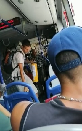 Así fue el descarado robo de un extintor al interior de un bus del MIO