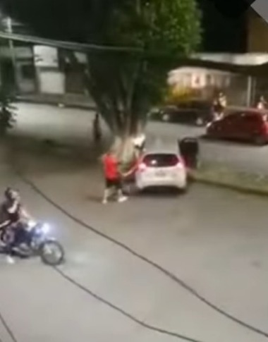 Atacan a tiros a un hombre que iba en un carro por el barrio Junín