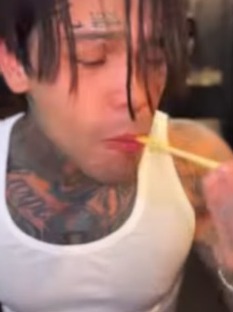 Comiendo carne de caballo cruda, así se mostró Yeferson Cossio en Japón Comiendo carne de caballo cruda, así se mostró Yeferson Cossio en Japón