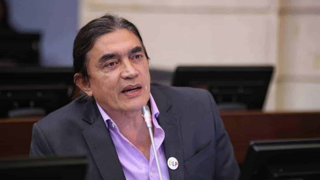 Ospina le dice "papagayo" a Gustavo Bolívar por difundir informe de la Procuraduría en su contra