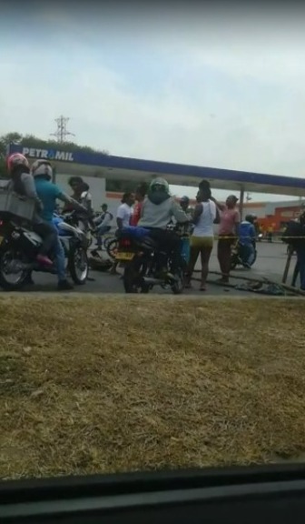 Reportan bloqueo por protesta frente al C.C. Río Cauca