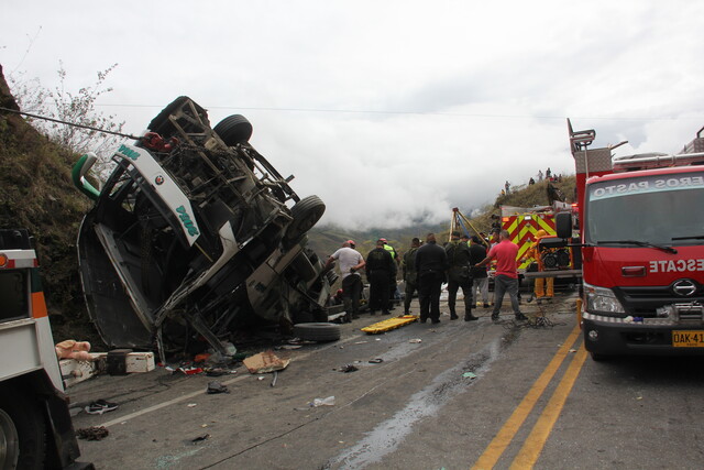 Al menos 20 personas murieron y otras 15 resultaron heridas por el accidente vehicular en vía Tumaco – Cali, en donde un bus quedó a punto de caer al abismo.