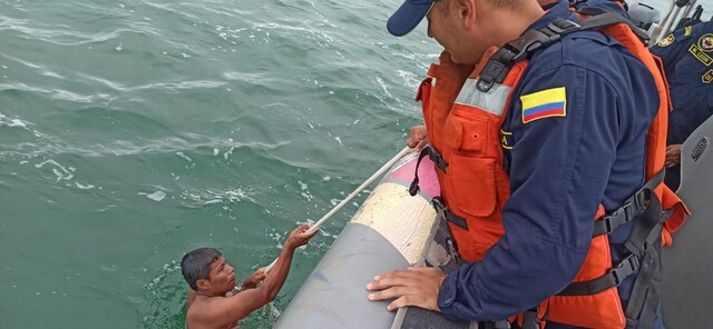 Rescatan a tres personas en aguas del Pacífico colombiano