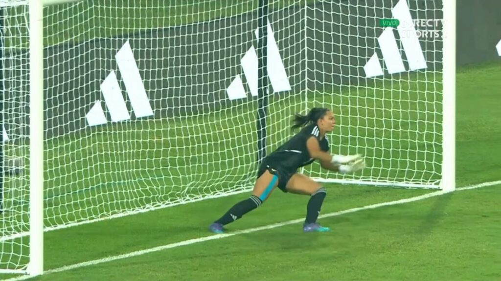 Luisa Agudelo, la portera de 15 años que pone a soñar a Colombia con