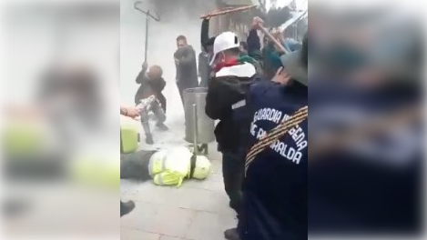 Indígenas le dieron una golpiza a policías en el centro de Bogotá
