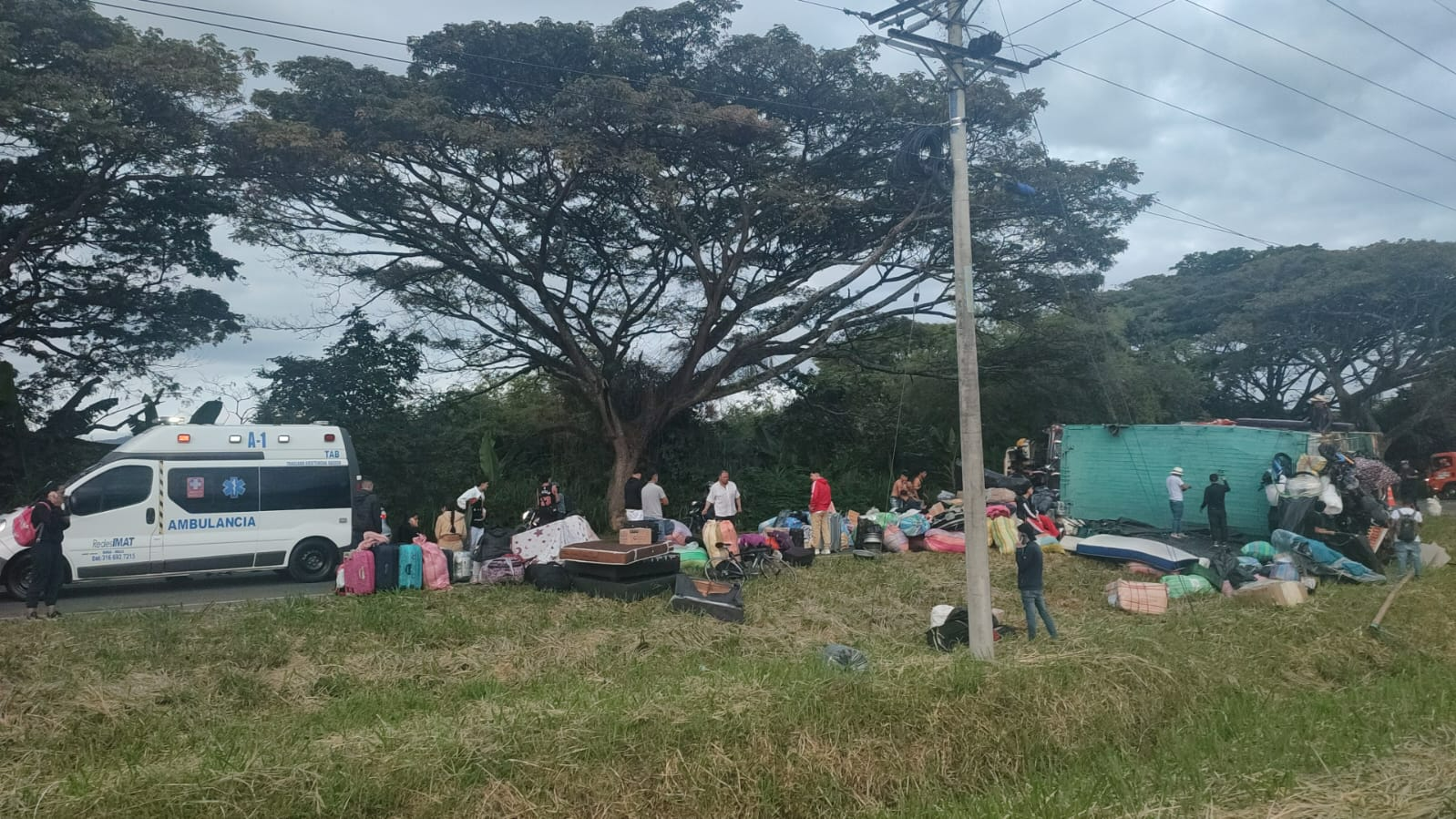 Chiva con 26 pasajeros se volcó en la vía de Guacarí a Cerrito