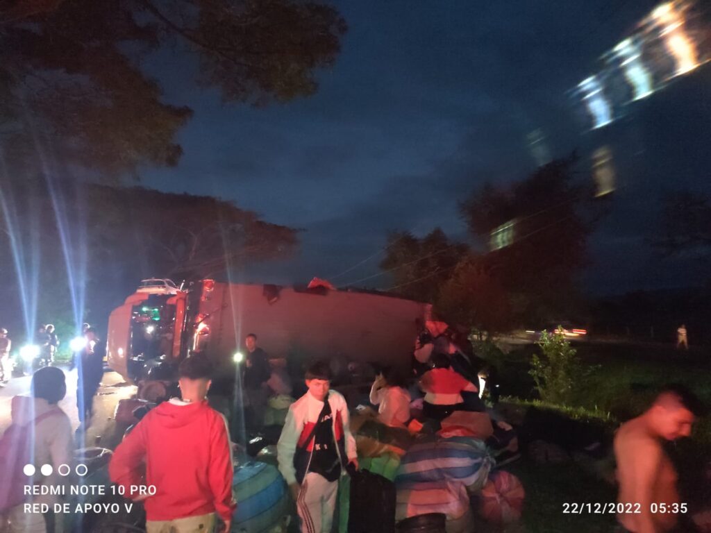Chiva con 26 pasajeros se volcó en la vía de Guacarí a El Cerrito